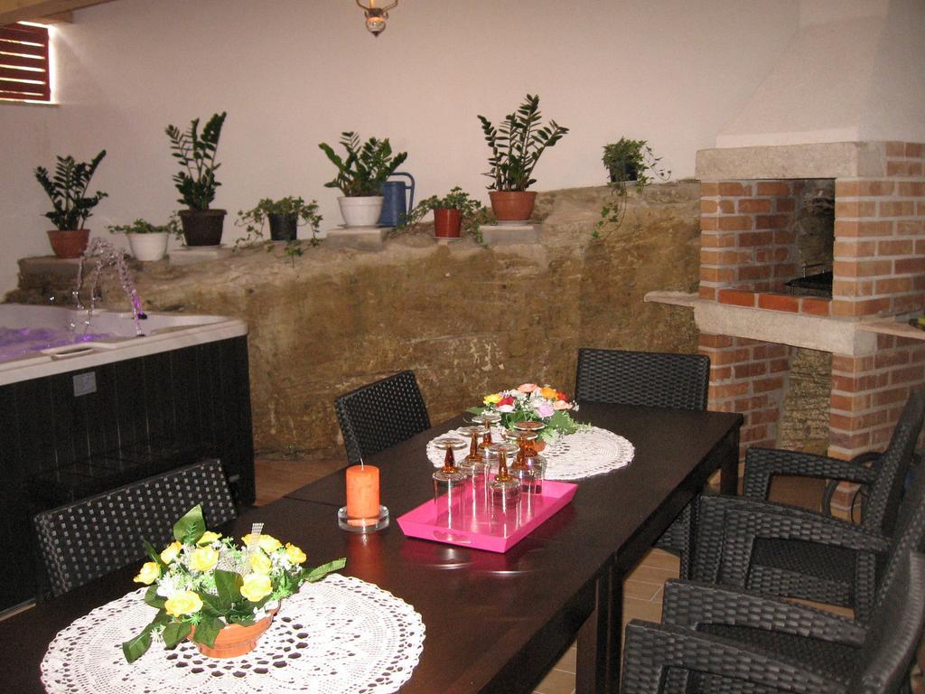 Apartments Alen Pazin Buitenkant foto